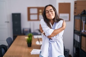 Aufbauschleife Selbstliebe - junge Frau umarmt sich selbst